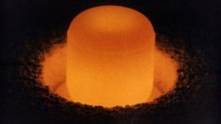 Rozgrzana pod wpływem własnego promieniowania pastylka Pu-238. Fot. Departament Energii USA