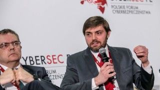 Prof. Konrad Świrski z Politechniki Warszawskiej oraz Maciej Pyznar z RCB byli uczestnikami dyskusji w ścieżce "Państwo" Podczas CYBERSEC PL/Fot. CYBERSEC PL