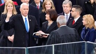 Wiceprezydent USA Mike Pence składajacy przysięgę, 20 stycznia 2017 / pl.wikipedia.org