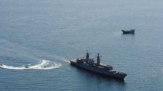 Rumuński okręt ROS Regele Ferdinand w czasie operacji antypirackiej w rejonie Afryki - fot. EU NAVFOR