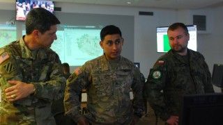 Płk James Crossley, szef europejskiej dywizji Cybernetycznej wojska USA, sierż. Eric Chavez, oficer łącznikowy 4. Dywizji Piechoty wojsk USA oraz kpr. Piotr Mróz, ekspert z 100 batalionu łączności wojsk Polskich.
Fot. mjr Agnieszka Kossowska z Dowództwa Operacyjnego RSZ.