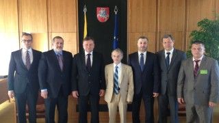 Mustafa Dżemilew, były przewodniczący Medżlisu Tatarów krymskich i Vidas Gedvilas, szef parlamentu Litwy. Fot. http://qtmm.org