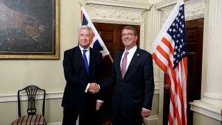 Od lewej minister obrony Wielkiej Brytanii, Micheal Fallon oraz Sekretarz obrony Stanów Zjednoczonych, Ash Carter. / Fot. Clydell Kinchen / wikipedia