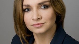 Dr Jowita Sobczak: specjalista w zakresie bezpieczeństwa przemysłowego. Jest wykładowcą Społecznej Akademii Nauk w Warszawie. W przedsiębiorstwie branży energetycznej odpowiada za zarządzanie bezpieczeństwem informacji