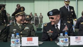 Amerykański generał Martin E. Dempsey podczas spotkania z chińskim generałem Wangiem Guanzhongiem / Fot. Domena publiczna