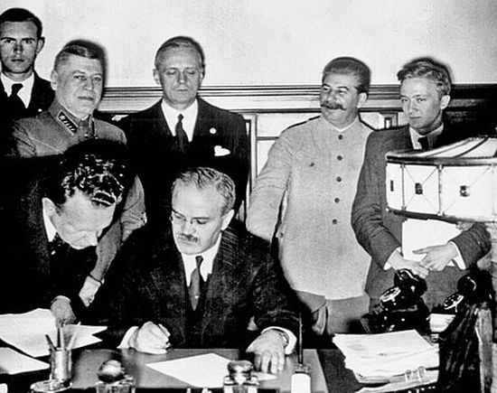 Podpisanie paktu Ribbentrop- Mołotow, fot. Wikipedia