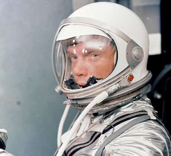 John Glenn przygotowujący się do misji Mercury-Atlas 6 - pierwszego amerykańskiego orbitalnego lotu kosmicznego, Fot. NASA - NBC