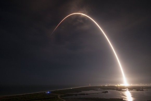 Pierwszy stopień rakiety Falcon 9 po wylądowaniu na platformie morskiej "Of course I still love you". Fot. SpaceX