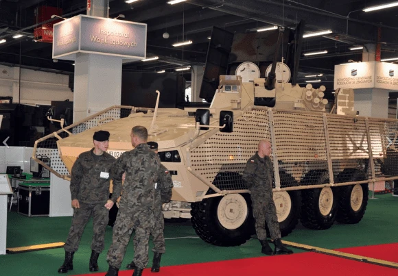 Wyrzutnia HIMARS w trakcie odpalania pocisku. Opracowywany nowy pocisk taktyczny będzie mógł wykorzystywać wyrzutnie tego typu. Fot. www.lockheedmartin.com