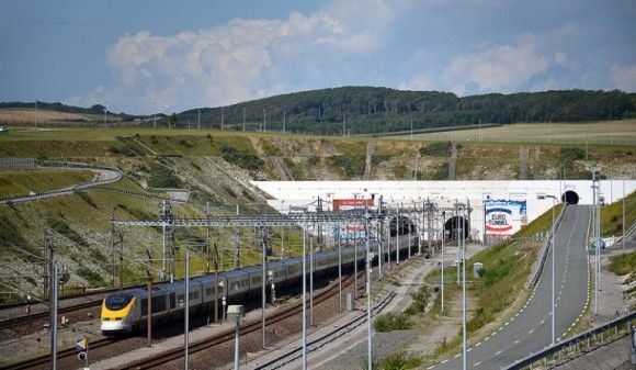 Wjazd do Eurotunelu w Calais. Fot. wikipedia.com