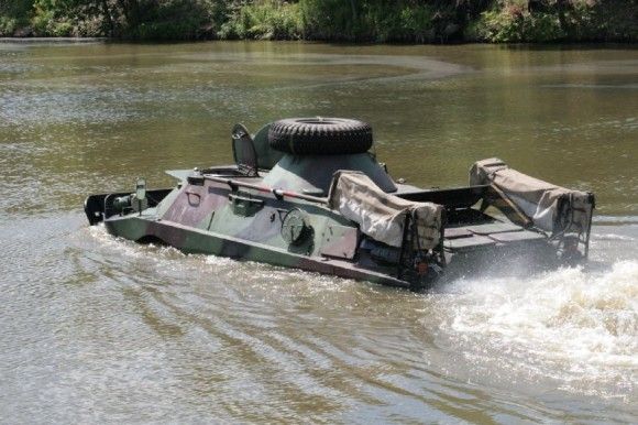 BRDM-2 w wodzie - fot. MON