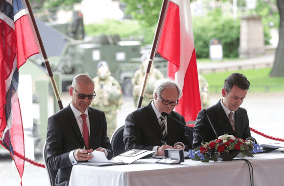 Moment of signing the Letter of Intent by and between PGZ S.A. and Kongsberg Defence & Aerospace AS, in presence of the Polish President Andrzej Duda and the King of Norway. Image Credit: President’s Office/Twitter