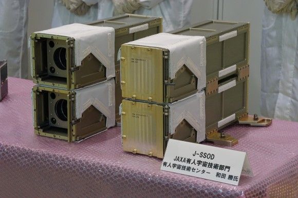 Japoński statek transportowy HTV-2 podczepiony do ISS, fot. https://ja.wikipedia.org