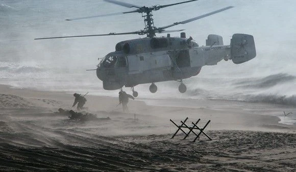 Czołg M1A2 SEP v. 2 – najnowszy wariant podstawowego czołgu US Army podczas strzelania. W opinii generała Raya Odierno, dowódcy amerykańskich wojsk lądowych jest to najnowocześniejszy czołg na świecie. W przeciwieństwie do Niemców, Amerykanie wykorzystują pociski podkalibrowe z rdzeniem uranowym. Fot. SPC Christian Duplessie/US DoD.