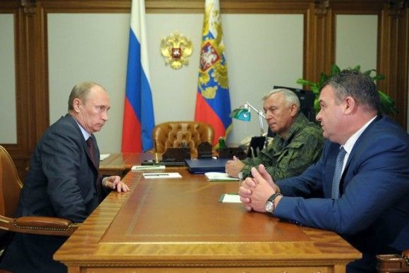 Spotkanie na szczycie: Putin, Sierdiukow i Makarov- fot. kremlin.ru