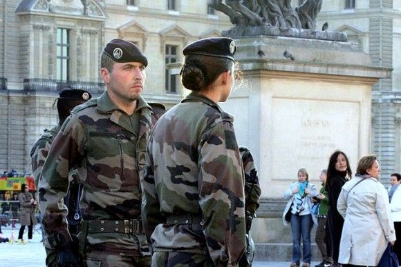 W operacji poszukiwania terrorystów biorą udział także siły zbrojne Republiki Francuskiej. Na zdjęciu francuscy żołnierze pełniący służbę w ramach działań antyterrorystycznych w 2007 roku. Fot. Rama/Wikimedia Commons/CC BY-SA 2.0.