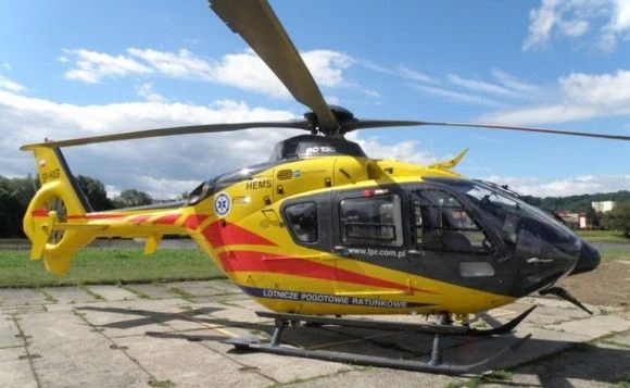Śmigłowiec EC135 w barwach Lotniczego Pogotowia Ratunkowego. Fot. wikipedia