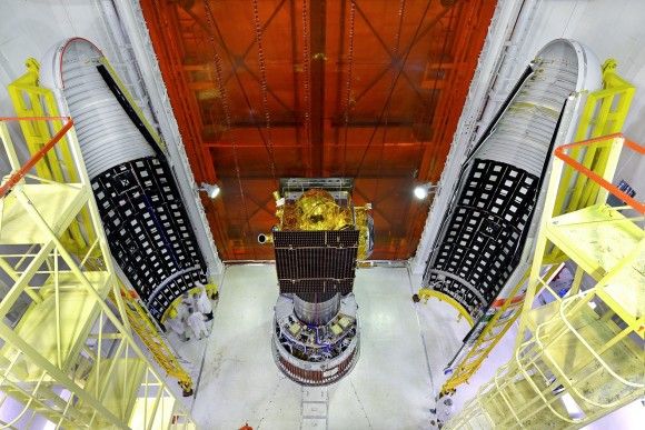 Satelita IRNSS-1G w trakcie integracji z modułem rakiety nośnej. Fot. ISRO / isro.gov.in
