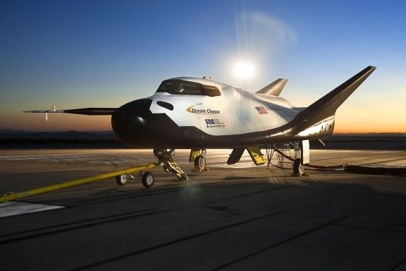 Dream Chaser przybywa do Armstrong Flight Research Center, w tle samolot eksperymentalmny Northrop M2-F3, Fot. NASA/Facebook