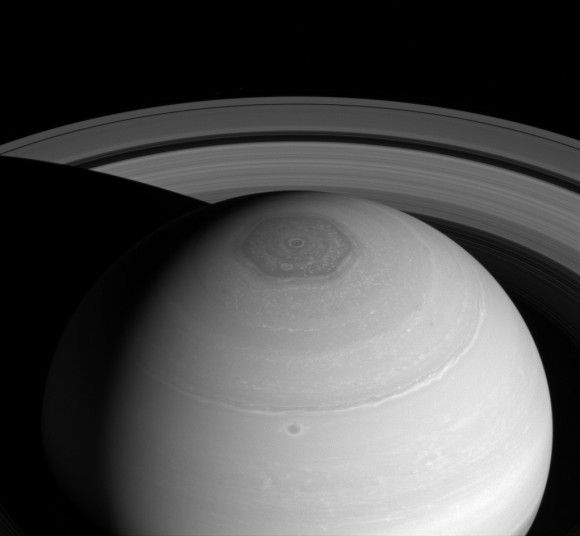 Cassini wykonuje pożegnalną serię przelotów między Saturnem a jego pierścieniami. Ilustracja: NASA/JPL-Caltech.