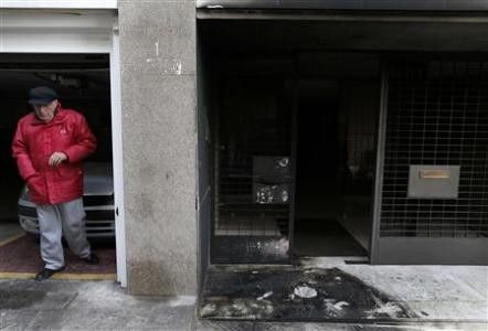 Ślady wybuchu przed klatką schodową - fot. REUTERS/John Kolesidis