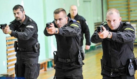 Obecny wzór umundurowania ćwiczebnego w Policji. Fot. Policja.