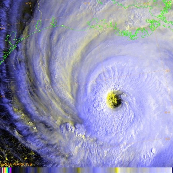 Zobrazowanie satelitarne huraganu Rita nad Zatoką Meksykańską wykonane w dniu 23 września 2005 roku za pomocą satelity systemu DMSP. Fot. US Air Force Weather Agency / 557weatherwing.af.mil