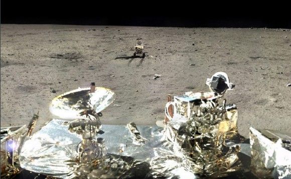 Na pierwszym planie - chiński lądownik Chang'e-3, w oddali łazik Yutu na Księżycu. Fot. China National Space Administration / cnsa.gov.cn
