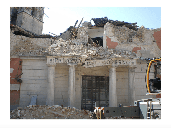 Budynek prefektury zniszczony w wyniku trzęsienia Ziemi w L'Aquila we Włoszech (2009 rok), fot.  TheWiz83/it.wikipedia, CC BY-SA 3.0