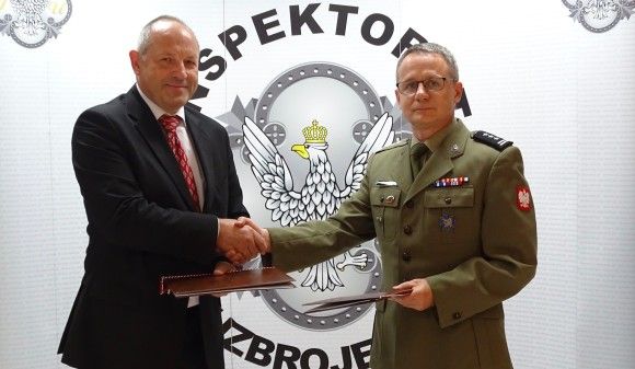 Adam Suliga, President of the Management Board at FB “Łucznik” Radom, Col. Piotr Imanski, First Deputy Head of the Armament Inspectorate, after signing the agreement. Image Credit: PGZ