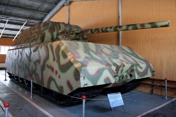 Jeden z prototypów czołgów Maus, eksponowany w muzeum w Kubince. Fot. Superewer/Wikimedia Commons.