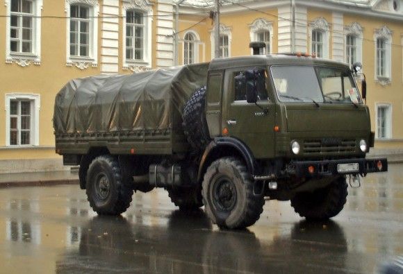 According to the Ukrainian side, the crematoria are placed on Kamaz truck. On a picture a Russian Military Kamaz in St. Petersburg. Photo: Captainm/Wikimedia Commons/CC BY SA 2.0.