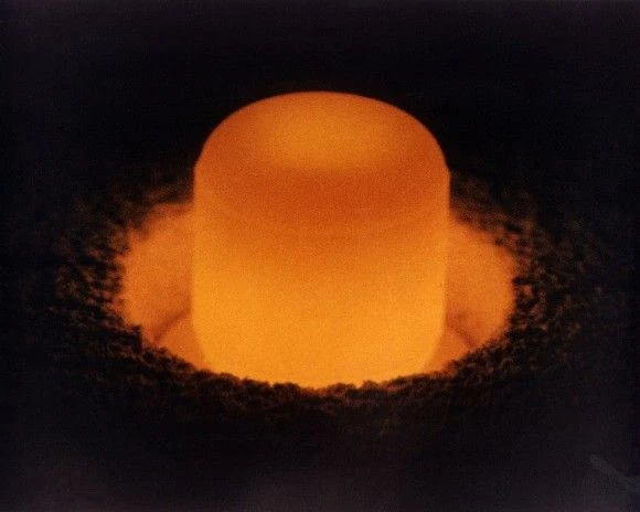 Rozgrzana pod wpływem własnego promieniowania pastylka Pu-238. Fot. Departament Energii USA