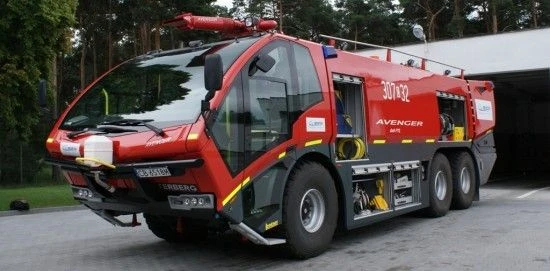 Lotniskowy wóz ratowniczo-gaśniczy Lentner Avenger należący do Międzynarodowego Portu Lotniczego w Bydgoszczy - fot. Łukasz Pacholski