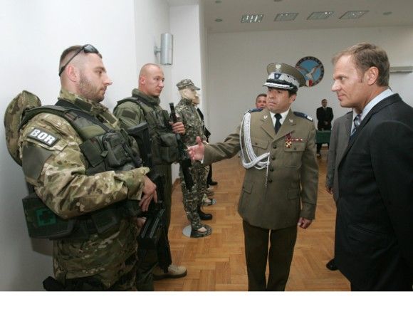 Na zdjęciu gen. Marian Janicki w towarzystwie premiera Donalda Tuska. Fot. Wikipedia