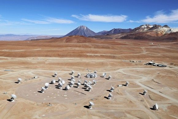 ALMA czyli największy na świecie interferometr radiowy, znajdujący się na płaskowyżu Chajnantor w Chilijskich Andach na wysokości ponad 5050 m n.p.m. Fot. Clem & Adri Bacri-Normier (wingsforscience.com)/ESO, CC BY 4.0