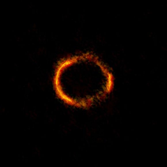 Soczewka grawitacyjna - obraz galaktyki SDP.81 uzyskany przez obserwatorium ALMA. Fot. ALMA (NRAO/ESO/NAOJ); B. Saxton NRAO/AUI/NSF