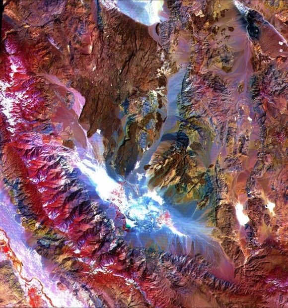 Zobrazowanie satelitarne wykonane w paśmie widzialnym i bliskiej podczerwieni - Dolina Saline, Kalifornia. Fot. NASA / eoimages.gsfc.nasa.gov