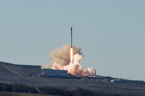 SpaceX wznawia loty rakiet Falcon 9 - na zdjęciu start z 14 stycznia 2017 roku. Fot. SpaceX via Facebook