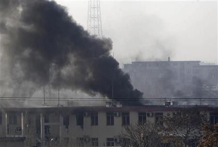 Dym unosi się z budynku kwatery głównej afgańskiej policji drogowej - fot.  REUTERS/Omar Sobhani