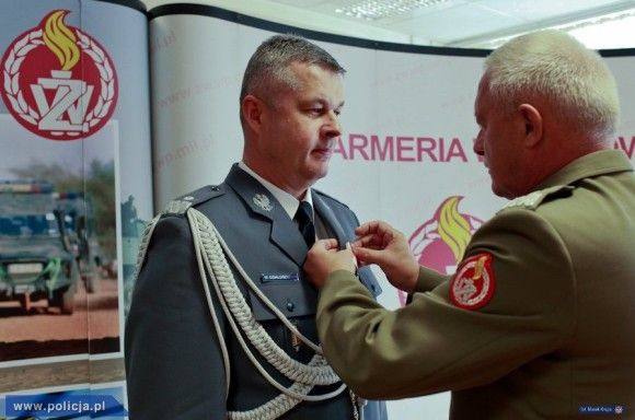 Złoty medal wręczył nadinsp. Działoszyńskiemu w imieniu ministra Siemoniaka gen. dyw. dr Mirosław Rozmus - fot. policja.pl / www.zw.wp.mil.pl