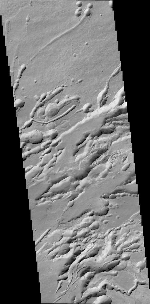 Pierwsza rekonstrukcja 3D małego obszaru w regionie zwanym Noctis Labyrinthus (Nocny Labirynt). Obraz przedstawia mapę wysokościową regionu o rozdzielczości mniejszej niż 20 m na piksel. Obrazy wykorzystane do stworzenia rekonstrukcji zostały pozyskane przez kamerę CaSSIS 22 listopada 2016 roku. Zdjęcie: ESA/Roscosmos/CaSSIS – CC BY-SA IGO 3.0