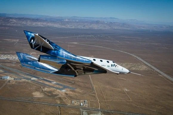 VSS Unity szybuje nad kalifornijskim Mojave Air and Space Port. Fot. Virgin Galactic via Facebook