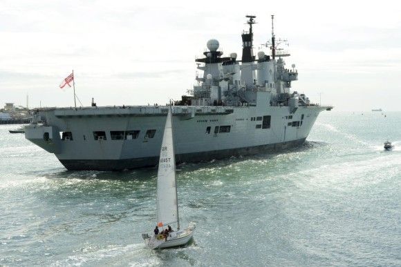 HMS Illustrious w drodze na Morze Śródziemne - fot. Royal Navy