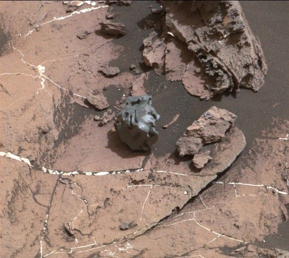 Meteoryt żelazny znaleziony w październiku br. przez łazik Curiosity na powierzchni Marsa, fot. NASA