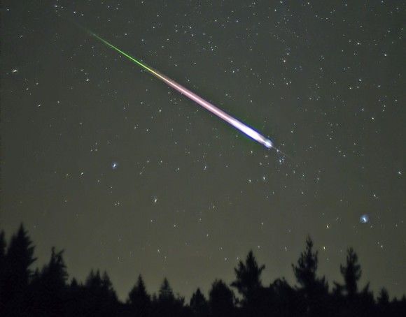 Meteor z roju Leonidów, 2009 r. Fot. Navicore; licencja: CC BY 3.0; źródło: Wikimedia Commons