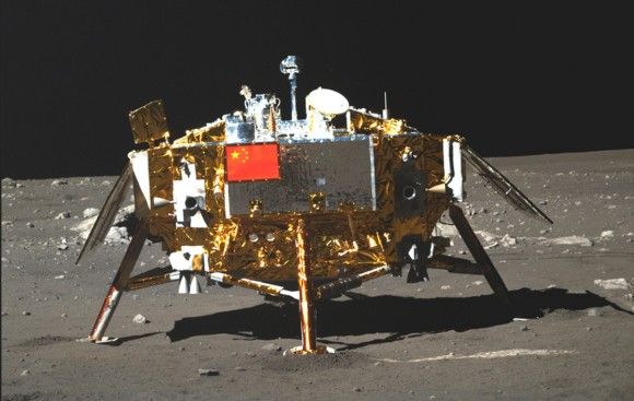 Chiński lądownik Chang-e 3 na powierzchni Księżyca. Fot. cnr.cn