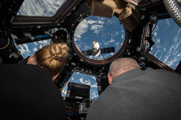 Międzynarodowa Stacja Kosmiczna - moment przechwycenia statku towarowego Dragon. Fot. NASA / nasa.gov
