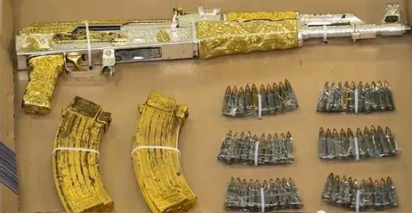 Złoty AK-47 skonfiskowany przez meksykańską policję - fot. Policja