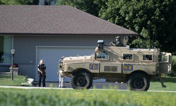 Zdjęcie z niedzielnej akcji w Oak Creek - pojazd klasy MRPA należący do FBI - fot. AFP